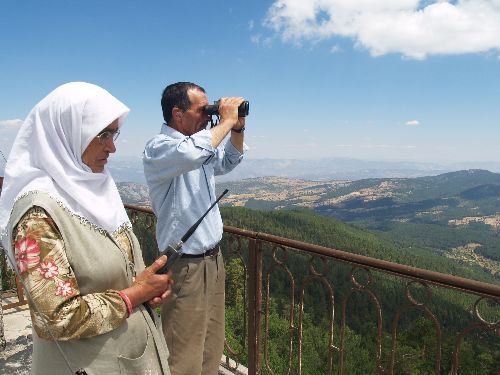 Yaşlı çift, çeyrek asırdır ormanları gözetliyor