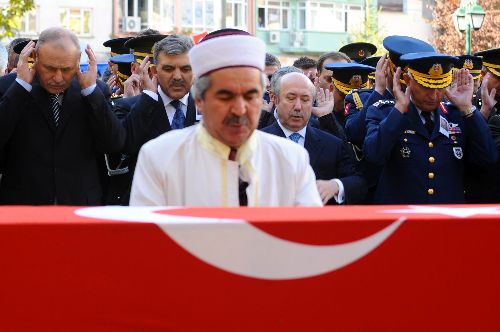 Törendeki protestocu gruba, vatandaşlar tepki gösterdi.