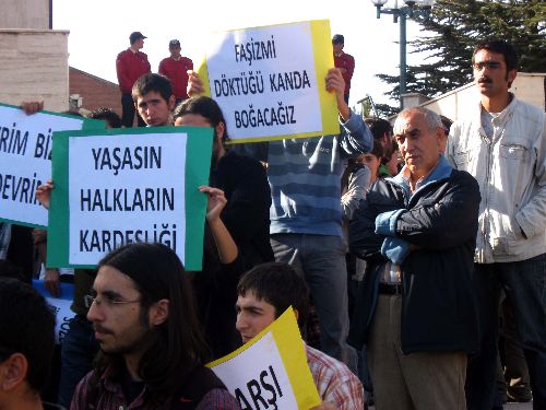 DTP'li öğrenciler polise saldırdı.