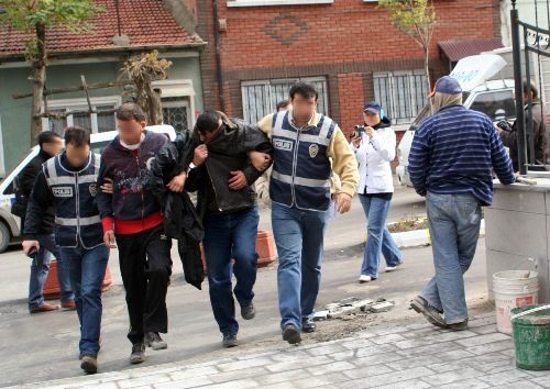 Arkadaşlarını gezmeye götürüp parasını gasp ettiler