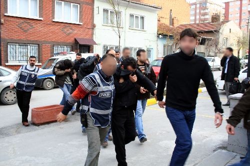 Kendilerini polis olarak tanıtıp gençleri soydular