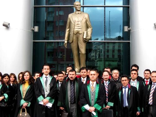 Avukatlar, meslektaşlarının saldırıya uğramısını protesto etti