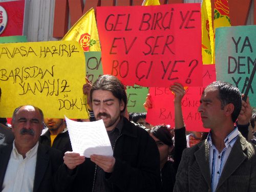 DTP'li yöneticilerin gözaltına alınmasını protesto edildi.