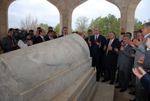 Yunus Emre, kabri başında anıldı