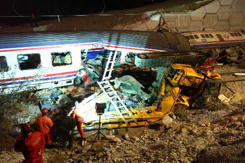 Bilecik'teki tren kazasına Eskişehir'den ek ambulans gönderildi.