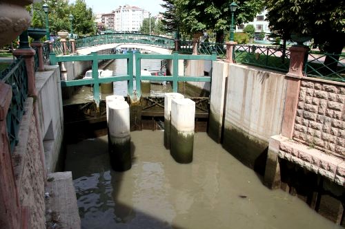 Porsuk Çayı'ndaki kapaklar açıldı