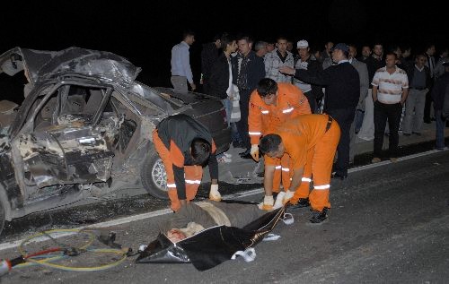 Otomobil, yolcu otobüsünün altında kaldı: 1 ölü, 1 yaralı