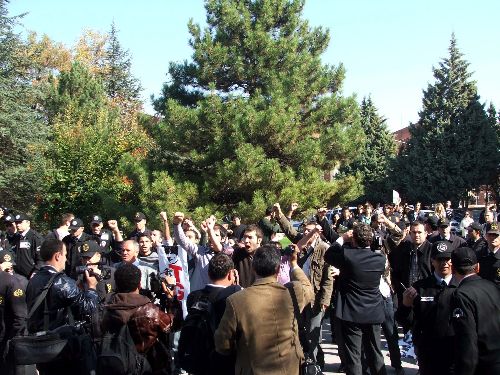 Egemen Bağış, Osmangazi Üniversitesi'nde protesto edildi.