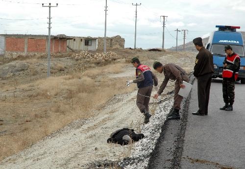 Yol kenarında erkek cesedi bulundu