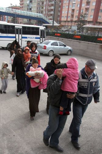 Uyuşturucu operasyonu zanlıları adliyeye kucaklarında çocukları ile geldi