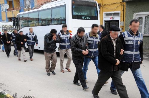 İnternetten dolandırıcılık yapan 32 kişi gözaltına alındı.