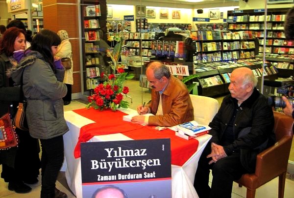 Yılmaz Büyükerşen, "Zamanı Durduran Saat" kitabı okurları için imzaldı.