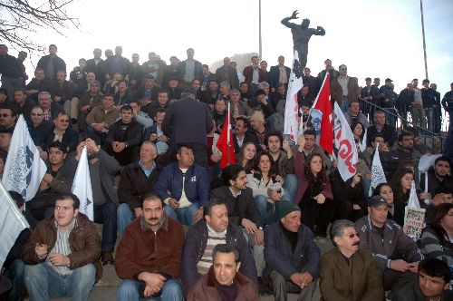 Türk-İş, Kamu-Sen ve KESK üyeleri,Tekel işçilerine destek eylemi yaptı