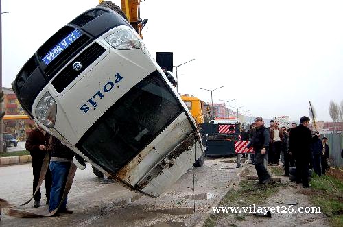 Bozüyük'te polis aracı devrildi