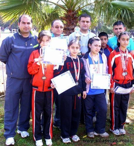 Belediye Kulübü atletleri, üçüncülük kupasıyla döndü.