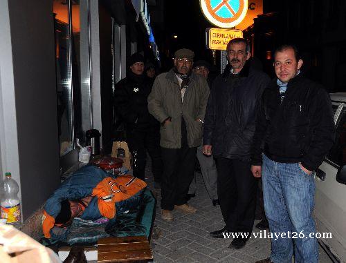 TOKİ' nin konut çekilişlerine katılabilme kuyruğu geceli gündüzlü devam ediyor.