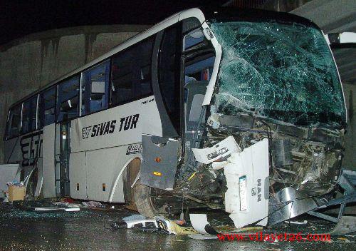 Öğrencileri Çanakkale gezisinden getiren otobüs kaza yaptı, 32 kişi yaralandı