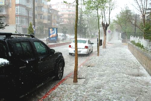 Afyonkarahisar'a dolu yağdı