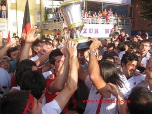 TKİ Tavşanlı Linyitsporlu futbolcuları ilçe halkı coşkuyla karşıladı