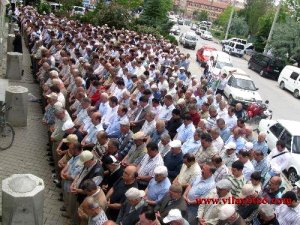 Mavi Marmara şehitleri için için gıyabi cenaze namazı kılındı.