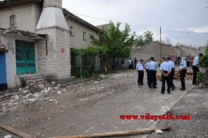 Gündoğdu Merkez Camii'ne düşen yıldırım, minareyi yıktı