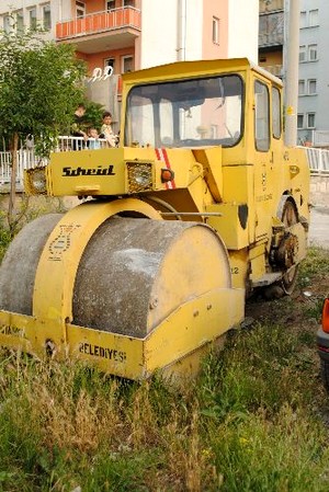 İş makinesini kullanmak isteyen çocuklar faciaya neden oluyordu.