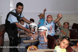 Kimsesiz çocuklar, polislerle piknik yaptı.