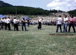 Başkonak'ta üç nesil akrabalar yedinci defa toplandı.