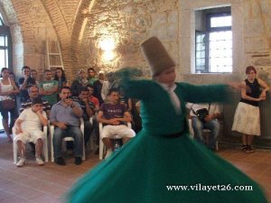 13 yaşındaki semazen, yaptığı sema ile izleyenleri kendine hayran bıraktı.