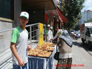 Sokaktan geçenlere kandil simidi dağıttılar