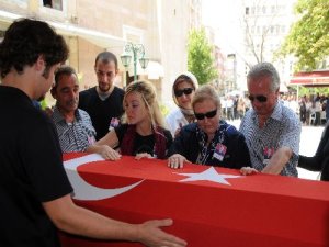 Albay Çetin Köşker, Eskişehir'de toprağa verildi.