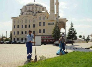 Tepebaşı Belediyesi camileri temizliyor.