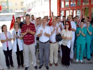 Sağlıkçılar, mesai saatinin tekrar 9 saate çıkarılmasını protesto etti