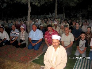 Tavşanlı Mülayim Camii'nde teravih namazını  bahçede kılmaya başladılar.