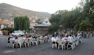 Afyonkarahisar Belediyesi iftar çadırlarında günlük 3 bin 500 kişi oruç açıyor.