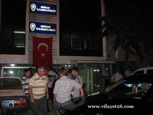 AK Partililer ile CHP'liler arasında afiş kavgası