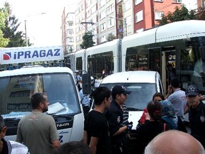 Otomobil, tramvayla tüp kamyonu arasında sıkıştı.