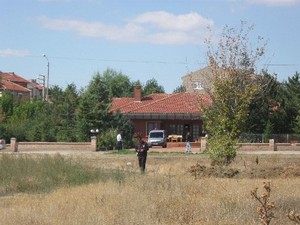 Emniyet Müdürü Hanefi Avcı'nın lojmanda arama yapılıyor.