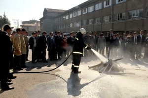 Afyonkarahisar Endüstri Meslek Lisesi'nde yangın güvenlik eğitimi verildi.