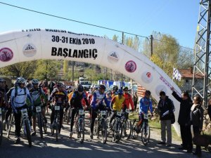 1.Frig Vadileri Dağ Bisikleti Yarışı’ nda dereceye giren sporculara ödülleri verildi.