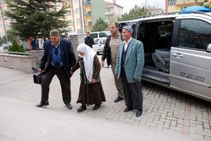 Görme duyularını kaybeden hastalar, muayene için hastaneye getirildi.