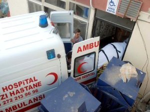 Afyonkarahisar'da, avukat Serap Taşpınar, sedye asansöründe sıkışarak hayatını kaybetti.