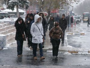 Kütahya'da kar yağışı ve tipi ulaşımı olumsuz etkiliyor