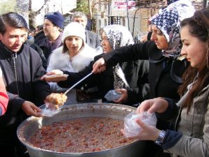 Kütahya'da partiler aşure dağıttı.