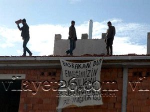 Paralarını alamadıkları için inşaatın çatısını yakan 14 işçi gözaltına alındı