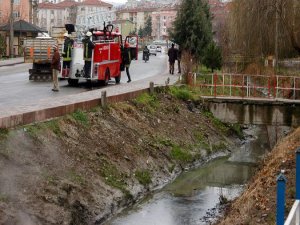 Sulama kanalına dökülen kimyasal madde alev aldı