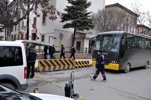 Jandarma lojmanı önündeki şüpheli çanta hareketli saatlerin yaşanmasına neden oldu