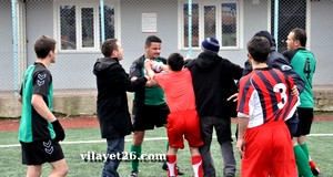 9 kırmızı kartın çıktığı maçta 3 futbolcu yaralandı