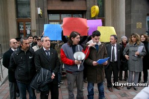 CHP'li gençler ulaşım zammını protesto etti