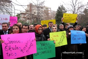 Memur-Sen üyeleri, Yediler Parkı’nda Danıştay’ın başörtüsü kararını protesto etti.